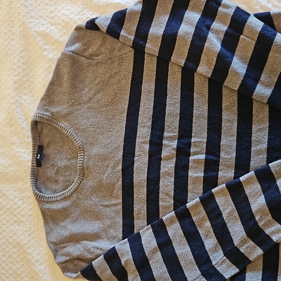 EUC GAP grey and blue striped sweater. - Picture 2 of 4